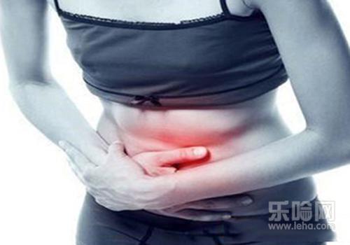 肚子胀月经推迟咋回事,月经不来肚子很胀怎么