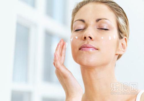 用素颜霜之前要用什么,素颜霜前还有涂抹什么