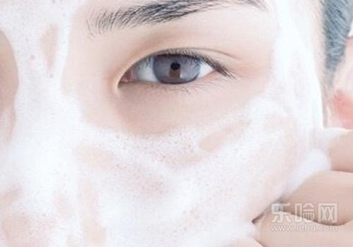 用白醋洗脸后还用洗面奶洗脸吗,白醋洗脸后还