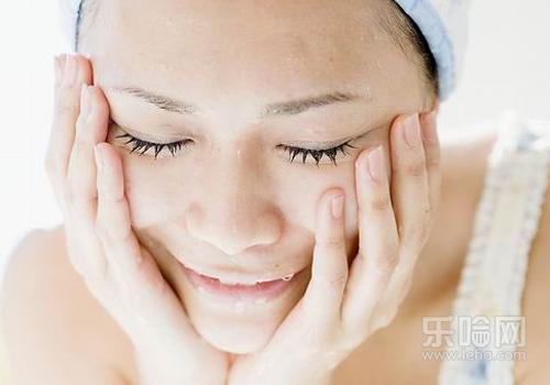 热水洗脸的好处,热水洗脸有什么好处-乐哈健康