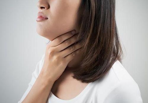 喉咙有异物吞咽困难怎么回事,喉咙有异物会是