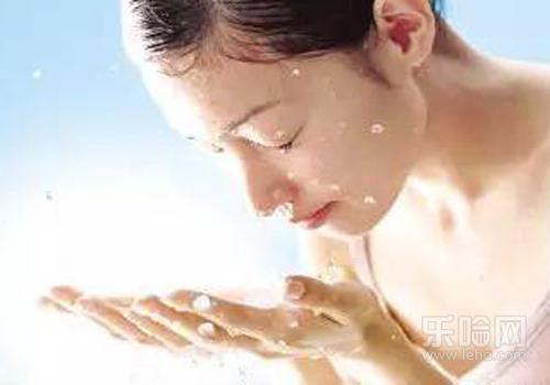 淘米水洗脸后还要用清水洗吗,用淘米水洗脸后