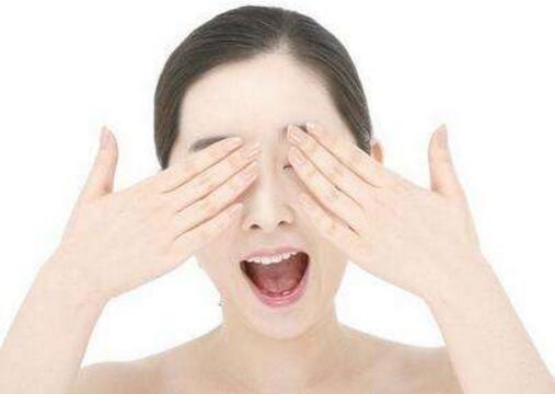 做美瞳线眼睛肿了怎么办才能消肿 试试这几招