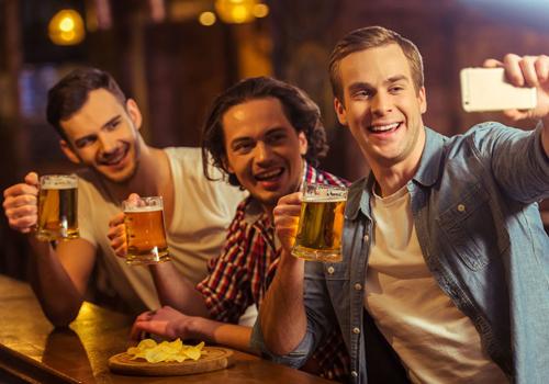 喝酒后皮肤出现红斑痒 怎么回事怎么办