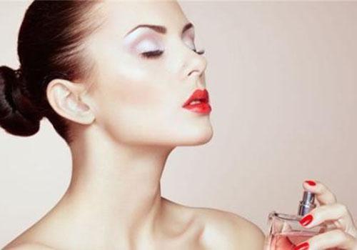 为什么眼睛周围肿了还有鼻子下面