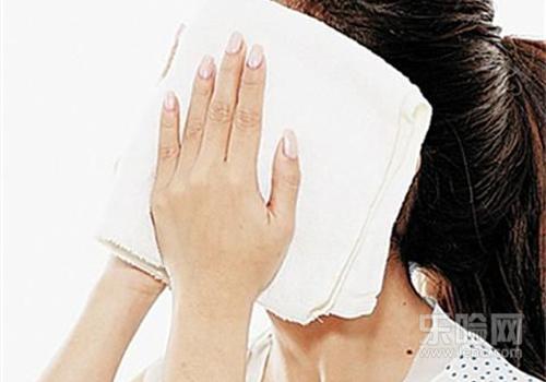 热毛巾敷脸能祛痘吗,热毛巾敷脸痘痘会好吗-乐