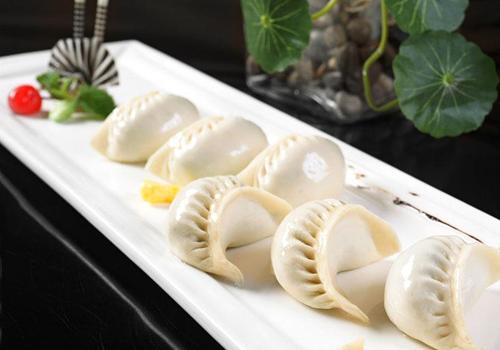 吃韭菜饺子能喝牛奶吗