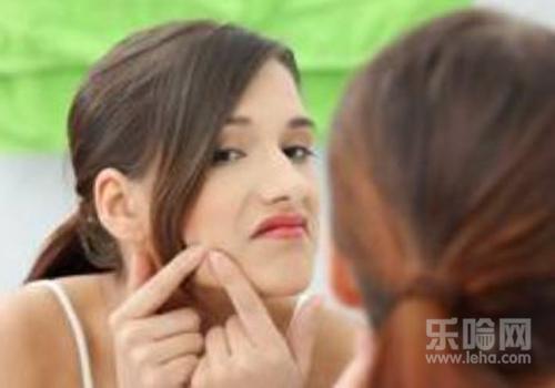 脸上长了很多小颗粒挤出是白色,脸上长了很多