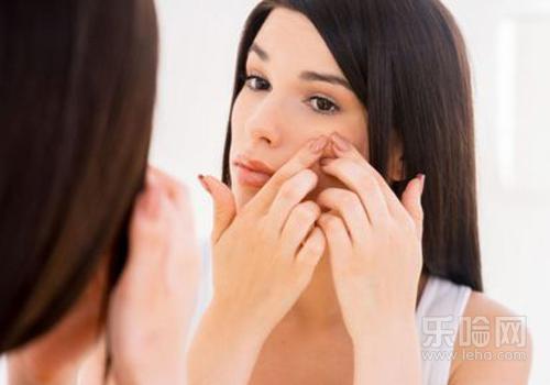 脸上长了很多小颗粒挤出是白色,脸上长了很多