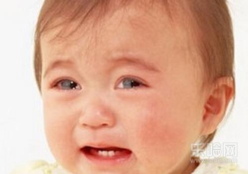 宝宝身上起红点点是怎么回事,宝宝身上有红点