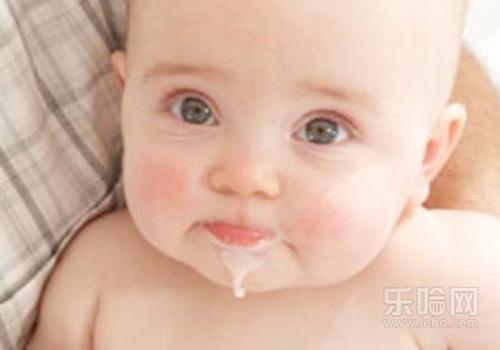 宝宝吃太饱的表现