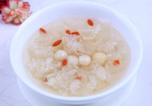 来月经可以喝银耳莲子红枣汤吗