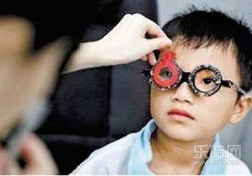 眼睛看东西模糊是怎么回事,眼睛看不清怎么办