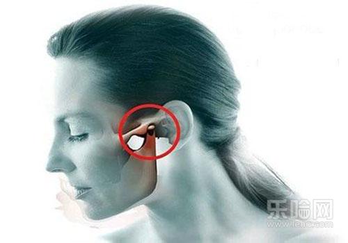 打哈欠耳朵疼是怎么回事,一打哈欠耳朵里面就