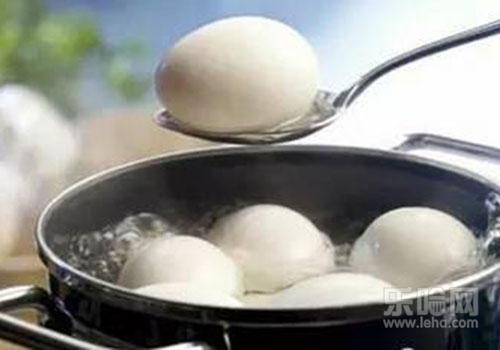 土鸡蛋可以生吃吗,土鸡蛋生吃有什么危害-乐哈