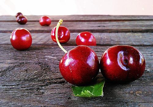 小孩子把车厘子核吃了