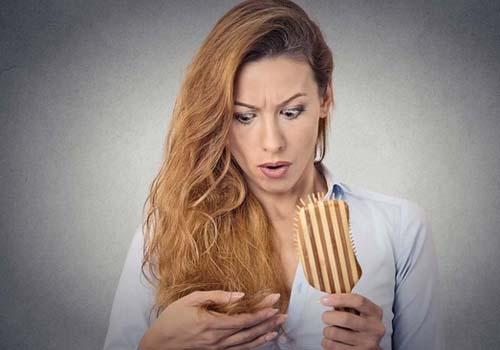 经常脱发缺什么维生素 多补这些维生素让你远