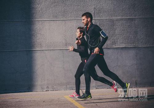 膝盖疼有积液怎么办,膝盖积液是什么原因造成