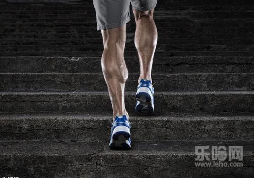 膝盖疼有积液怎么办,膝盖积液是什么原因造成