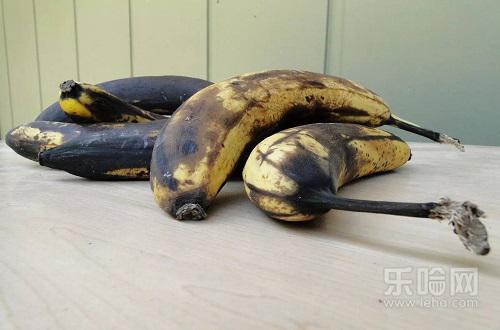 香蕉发黑了还能吃吗,香蕉怎么保存不会黑-乐哈