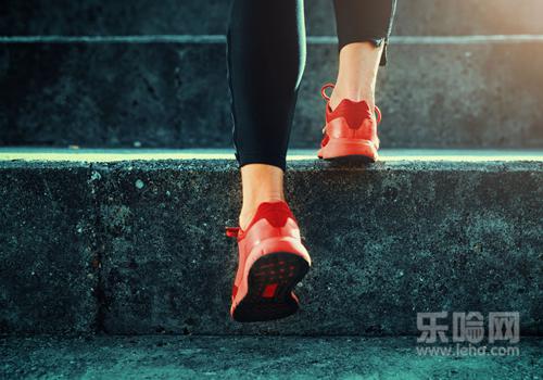 脚痒脱皮起水泡怎么办,脚痒起皮怎么办才好-乐