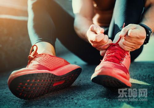 脚痒脱皮起水泡怎么办,脚痒起皮怎么办才好-乐