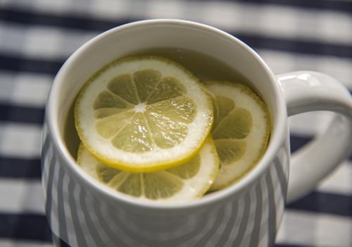 晚上饭后喝柠檬水好吗