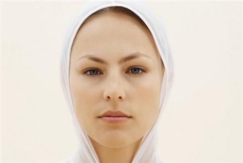 皮肤偏黄什么原因 什么方法可以改善