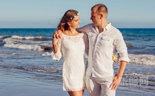 同房后白带有血丝怎么回事,性生活后白带里有