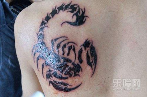 纹身后多久能沾水,纹完身可以碰水吗-乐哈健康