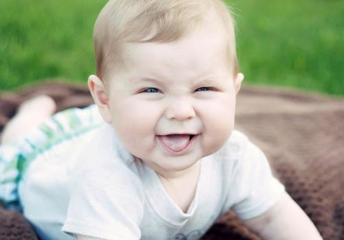 宝宝不停的打嗝是什么原因 找准原因再动手