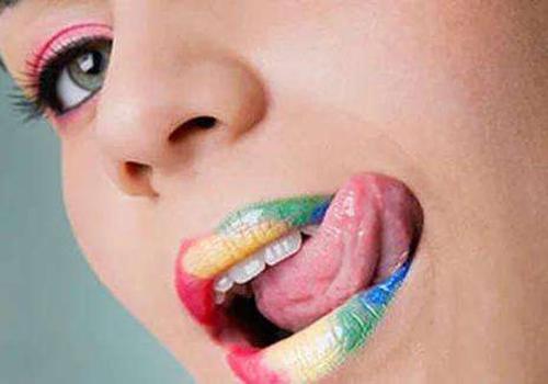 舌头发白有裂纹是什么原因,舌头发白有裂纹是