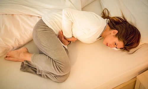 小腹胀痛月经迟迟不来怎么回事,小腹胀痛月经