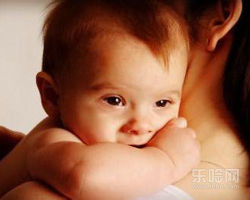 宝宝打嗝吐奶怎么回事,宝宝打嗝吐奶什么原因