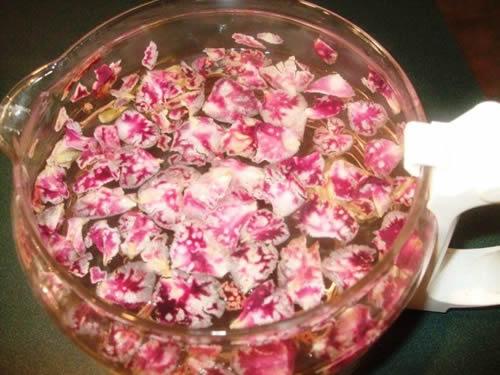 玫瑰水怎么做面膜,玫瑰水自制面膜怎么做-乐哈