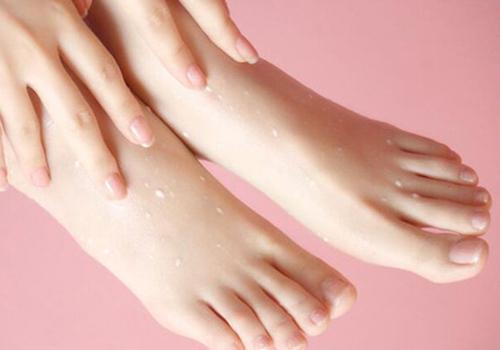 脚趾甲变厚变黄什么原因