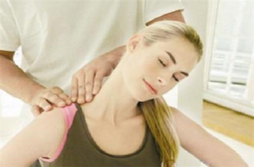 按什么穴位治落枕,脖子落枕按摩那个部位