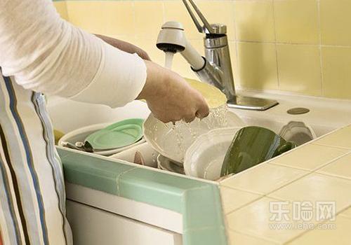 用洗洁精洗碗有残留吗,洗洁精洗碗要冲洗几遍