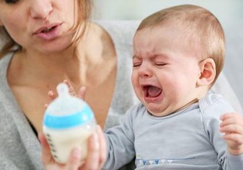 宝宝不吃奶瓶怎么办,宝宝不肯吃奶瓶怎么办-乐