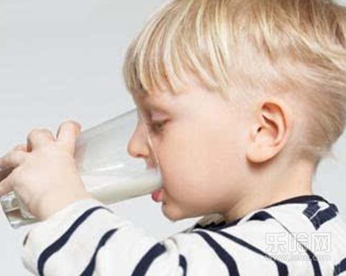 宝宝皮肤过敏能喝牛奶吗,宝宝皮肤过敏可以喝