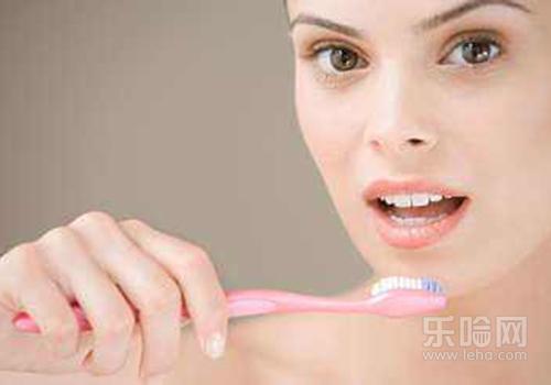 为什么早上起来嘴巴有白色分泌物,起床嘴巴有