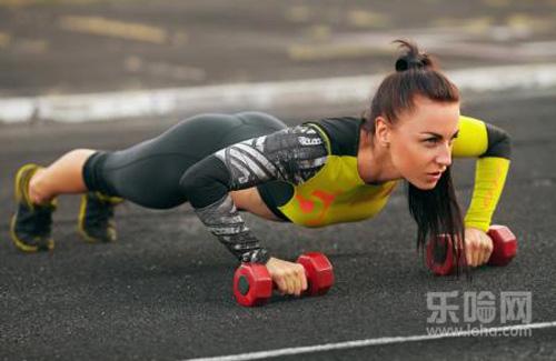 女生做俯卧撑丰胸,黑色做俯卧撑丰胸女生耳钉女生图片