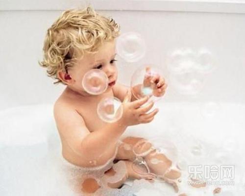 宝宝流鼻涕可以洗澡吗,宝宝流鼻涕能洗澡吗-乐