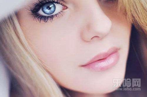 开眼角后眼角有小疙瘩,开眼角后眼角有个包,开