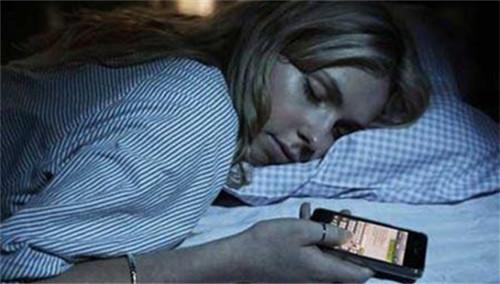 研究:青少年减少玩手机时间可增加睡眠时间