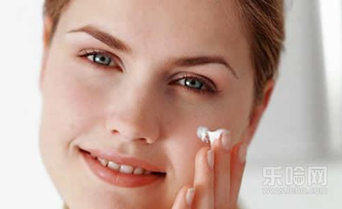 涂防晒霜会长痘痘吗,涂防晒霜长痘痘怎么办-乐