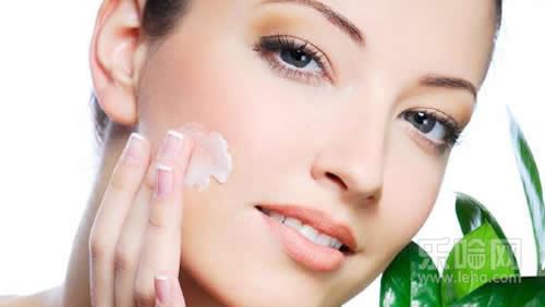 晚上涂爽肤水和乳液可以吗,晚上也要用水和乳