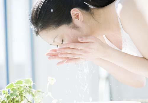 白醋和洗面奶洗脸时先用哪个