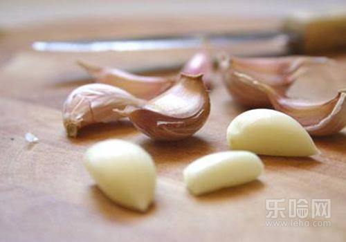 发霉的蒜头能吃吗,发霉的大蒜可以吃吗-乐哈健