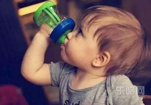十个月宝宝一天喝多少奶粉,10个月宝宝每天喝